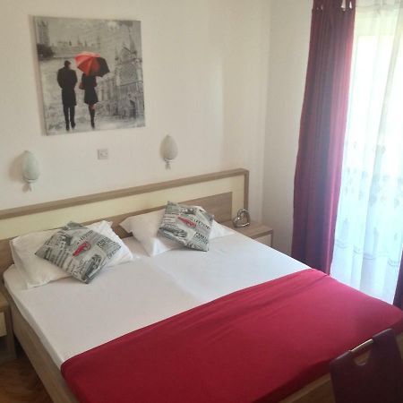 Apartmani Adriatic Ana Novalja Exteriör bild
