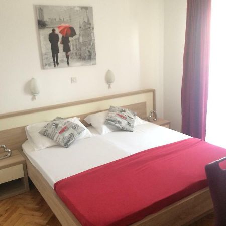 Apartmani Adriatic Ana Novalja Exteriör bild