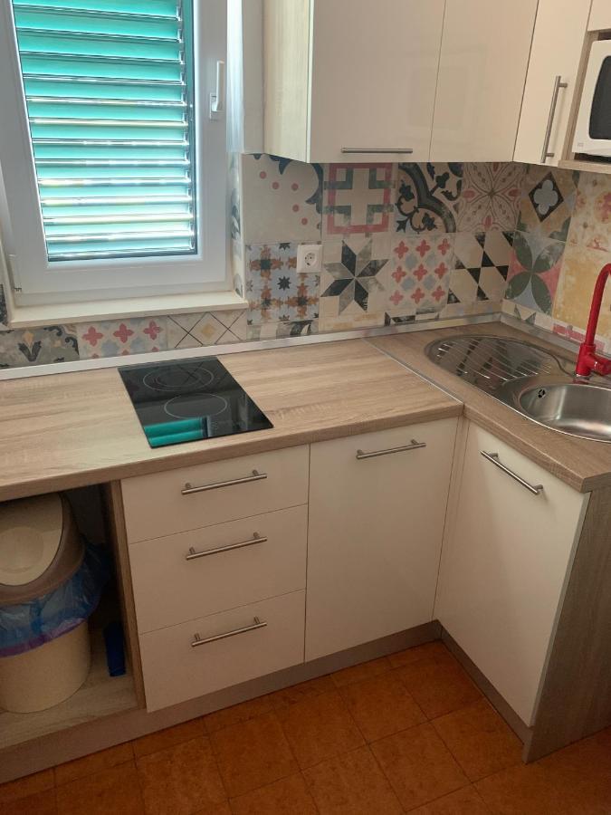 Apartmani Adriatic Ana Novalja Exteriör bild
