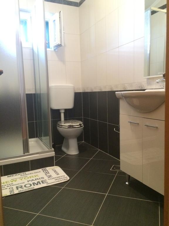 Apartmani Adriatic Ana Novalja Exteriör bild