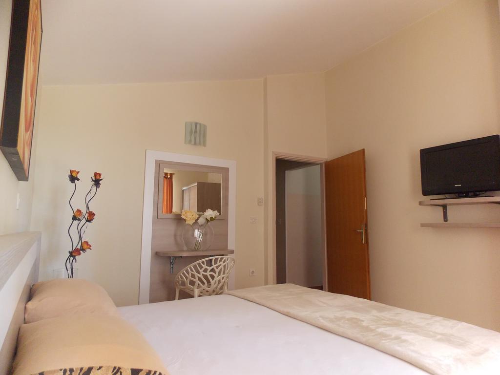 Apartmani Adriatic Ana Novalja Exteriör bild