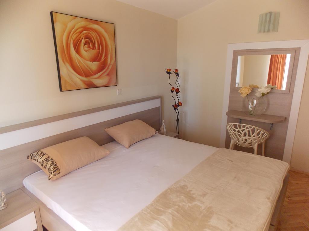 Apartmani Adriatic Ana Novalja Exteriör bild