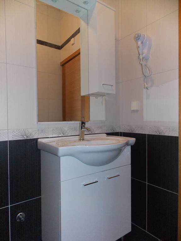 Apartmani Adriatic Ana Novalja Exteriör bild