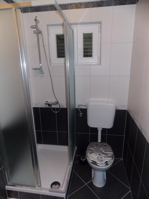 Apartmani Adriatic Ana Novalja Exteriör bild