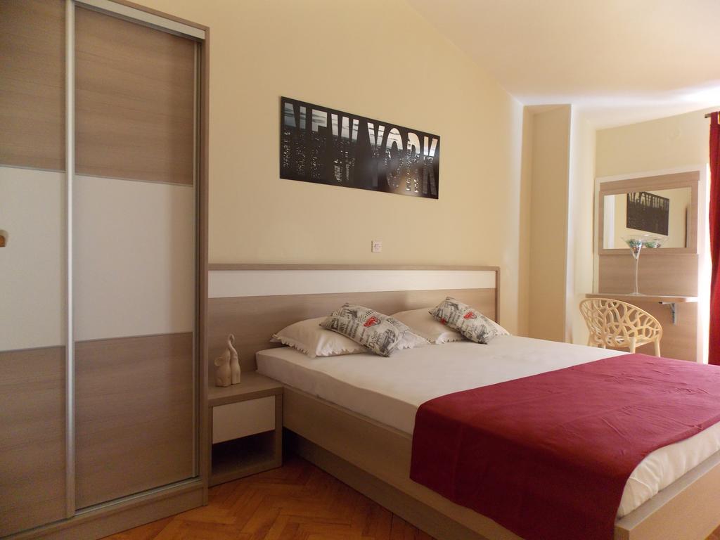 Apartmani Adriatic Ana Novalja Exteriör bild