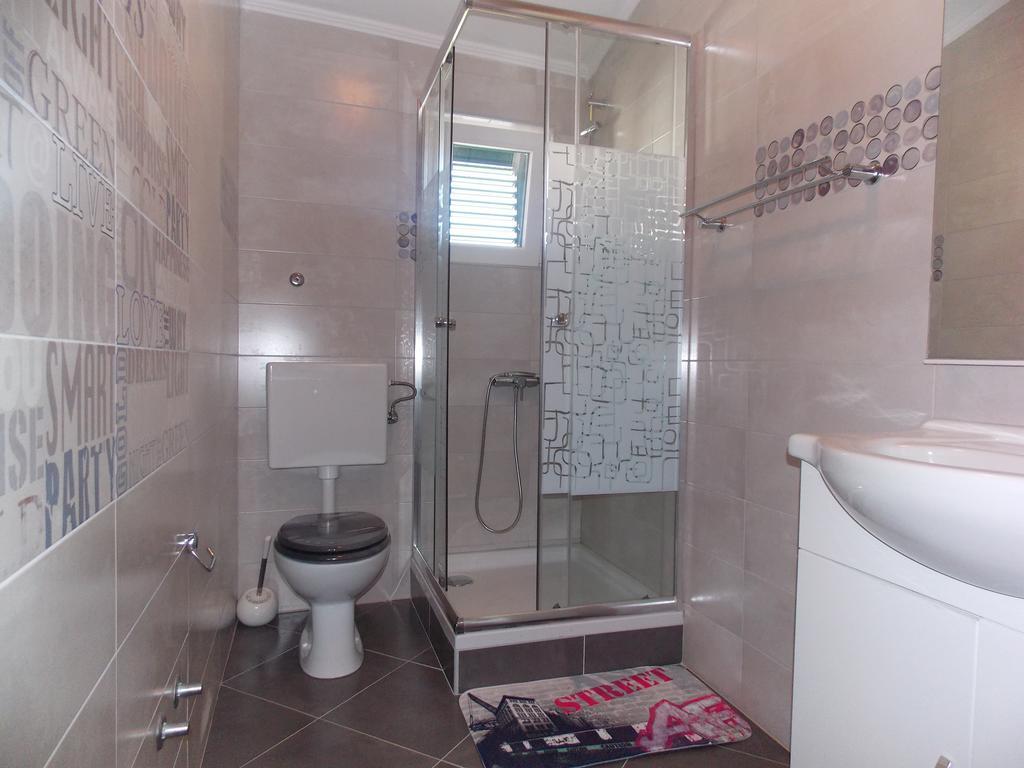 Apartmani Adriatic Ana Novalja Exteriör bild