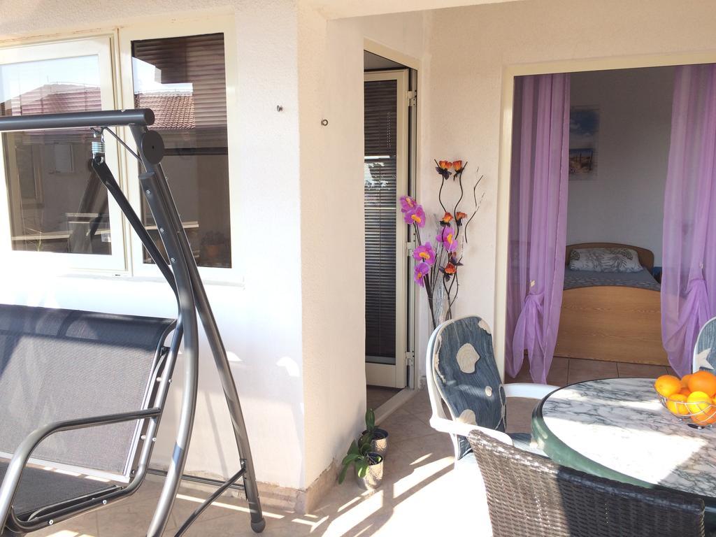 Apartmani Adriatic Ana Novalja Exteriör bild