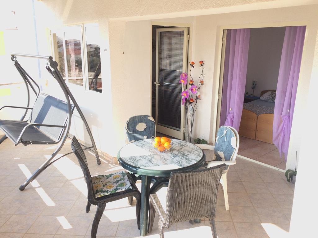 Apartmani Adriatic Ana Novalja Exteriör bild