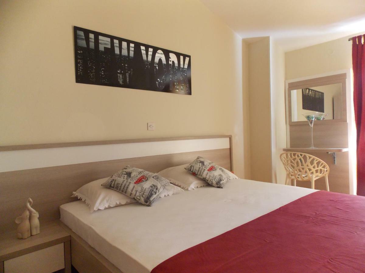 Apartmani Adriatic Ana Novalja Rum bild