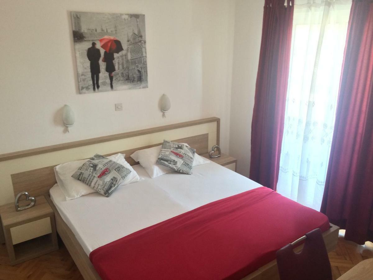 Apartmani Adriatic Ana Novalja Exteriör bild